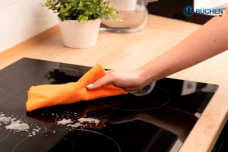 Bạn nên vệ sinh bếp từ thường xuyên để đảm bảo vệ sinh và tuổi thọ của bếp từ.